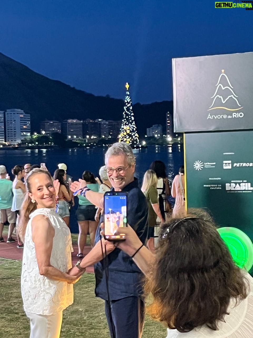Ana Botafogo - 2.6K Likes - ✨ Uma noite de luzes, emoção e beleza!
Tive a honra de participar da cerimônia de acendimento da tradicional @arvoredorio , um dos símbolos mais encantadores das festas cariocas.

Ao lado do querido @carlinhosdejesus , celebrei esse momento tão especial, que ilumina o coração da cidade e encanta moradores e visitantes do Rio.

Parabéns à @petrobras pela realização desse espetáculo que une arte, cultura e magia natalina.

🎄 Que a luz da @arvoredorio inspire um fim de ano cheio de esperança e harmonia!

#ÁrvoreDoRio #NatalNaLagoa #Petrobras #CulturaCarioca #AnaBotafogo