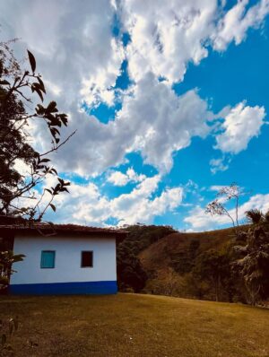 Ana Flavia Cavalcanti Instagram - Bocaina de minas e dos prazeres. 
Água doce, fim de tarde, caminhadas, dançar na sala, mergulhar e ficar odara. 

Até breve chão vermelho, foram dias muito gostosos. 

🦋🦋🦋