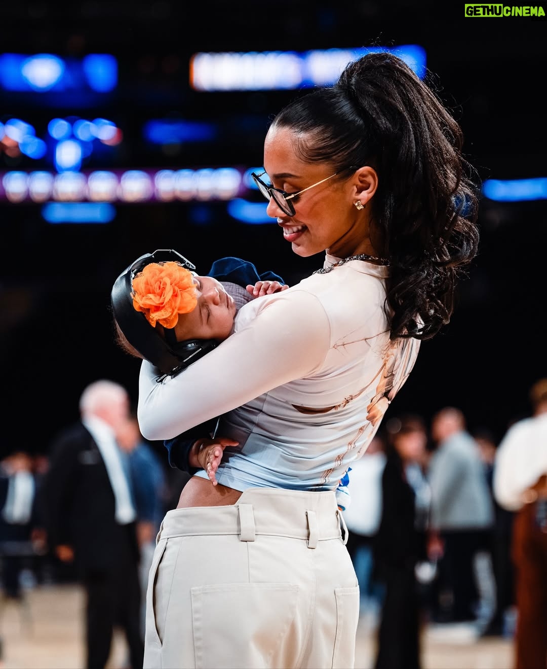 Ana Giulia Zortea - 227.9K Likes - Ace’s first time watching dada! The best cheerleader for the @nyknicks 🧡💙