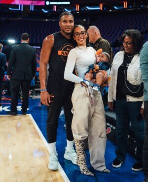 Ana Giulia Zortea Instagram - Ace’s first time watching dada! The best cheerleader for the @nyknicks 🧡💙
