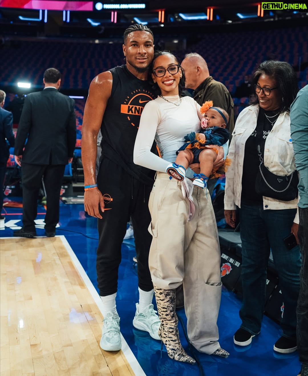 Ana Giulia Zortea - 227.9K Likes - Ace’s first time watching dada! The best cheerleader for the @nyknicks 🧡💙