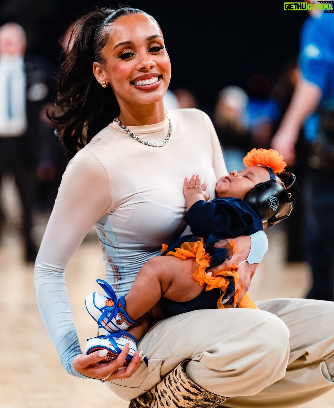 Ana Giulia Zortea - 227.9K Likes - Ace’s first time watching dada! The best cheerleader for the @nyknicks 🧡💙