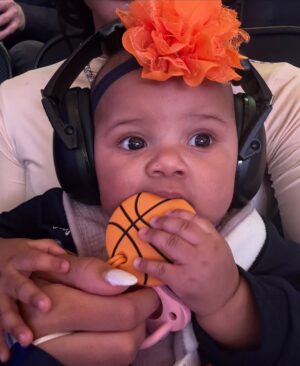 Ana Giulia Zortea Instagram - Ace’s first time watching dada! The best cheerleader for the @nyknicks 🧡💙