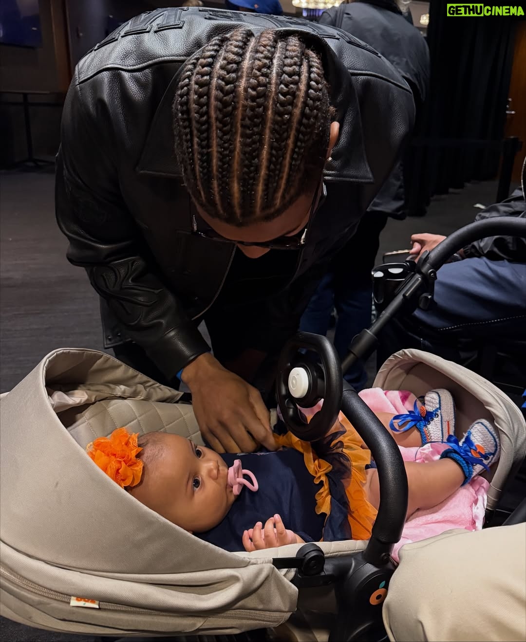 Ana Giulia Zortea - 227.9K Likes - Ace’s first time watching dada! The best cheerleader for the @nyknicks 🧡💙