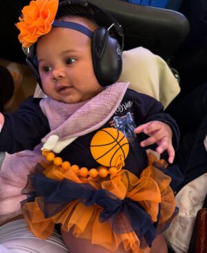 Ana Giulia Zortea Instagram - Ace’s first time watching dada! The best cheerleader for the @nyknicks 🧡💙