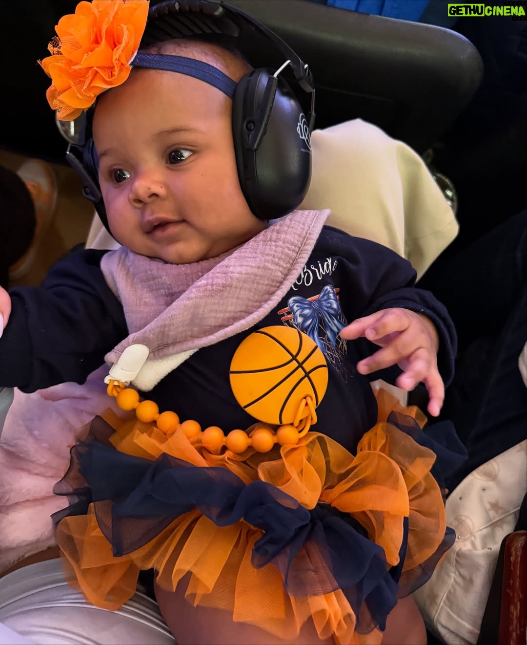 Ana Giulia Zortea - 227.9K Likes - Ace’s first time watching dada! The best cheerleader for the @nyknicks 🧡💙