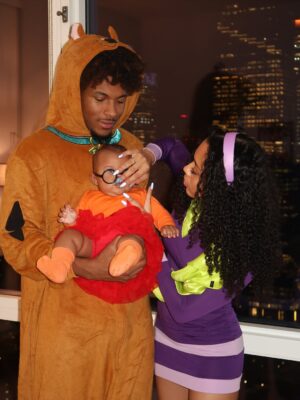 Ana Giulia Zortea Instagram - Scooby-Deuce and his girls 🧡💜