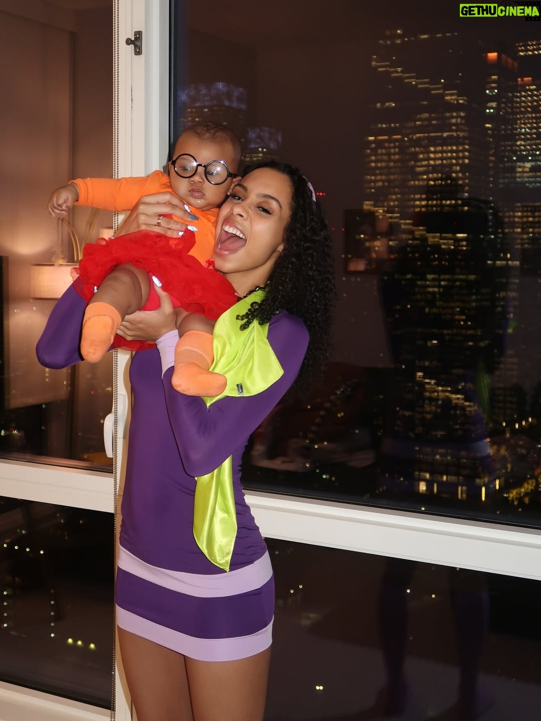 Ana Giulia Zortea - 123.5K Likes - Scooby-Deuce and his girls 🧡💜