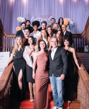 Ana Maria Orozco Instagram - Anoche celebramos con mucha emoción el lanzamiento de la segunda temporada de “Betty la Fea, la historia continúa”.
Gracias a todo el equipo de @primevideolat , estuvo divino!🌟
@estudiosrcn 🫶🏼