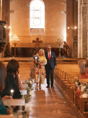 Anaïs Quadratus Instagram - Notre cérémonie religieuse en image ⛪️
Thomas en larmes, nos sourires les plus heureux de nos vies, Giacomo qui donne les alliances, nos familles qui nous précèdent, Shelby qui vient nous voir.. 
C’était magique 🥹

Photos : @gaia.picture
