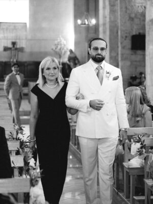 Anaïs Quadratus Instagram - Notre cérémonie religieuse en image ⛪️
Thomas en larmes, nos sourires les plus heureux de nos vies, Giacomo qui donne les alliances, nos familles qui nous précèdent, Shelby qui vient nous voir.. 
C’était magique 🥹

Photos : @gaia.picture