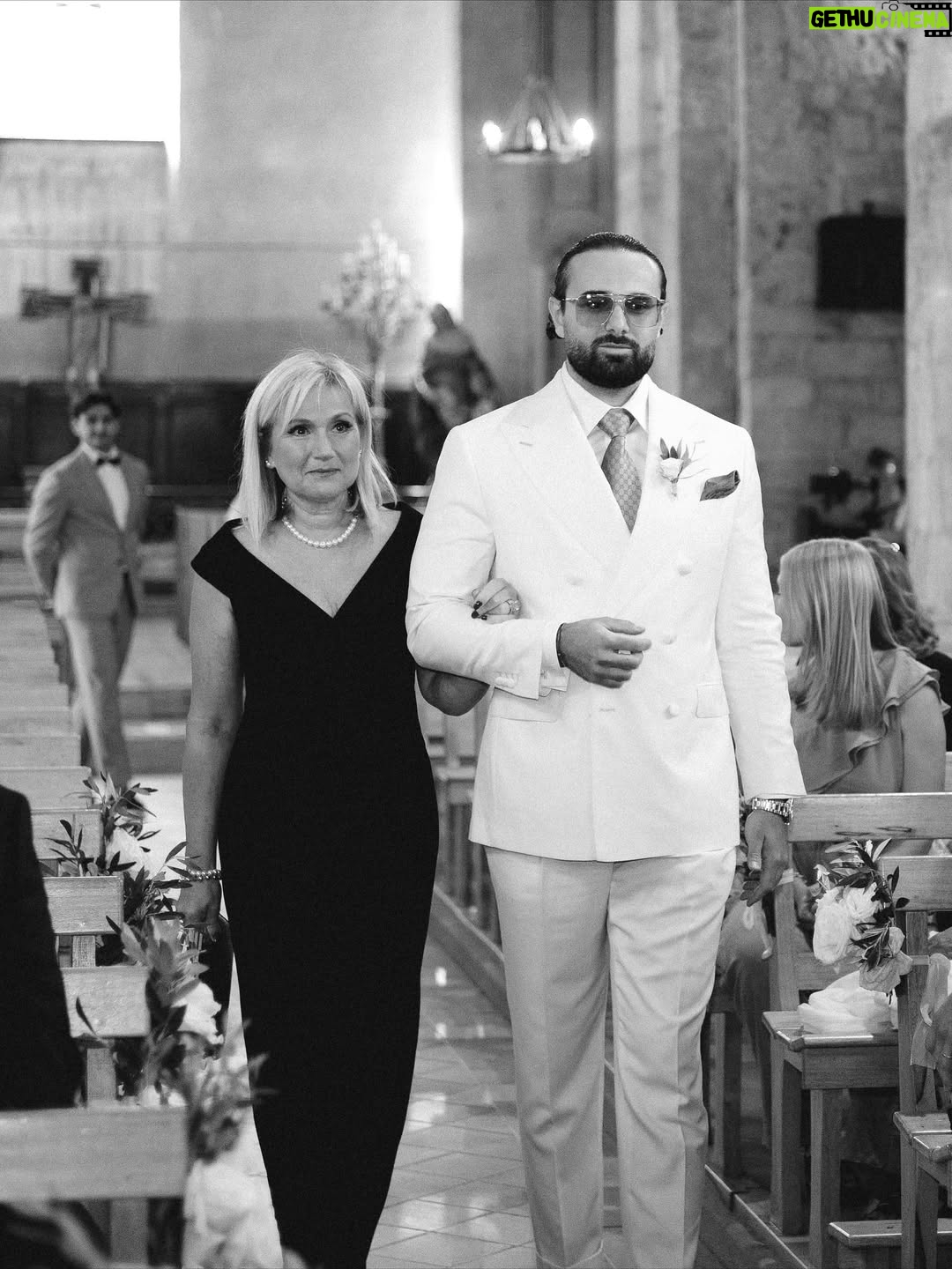Anaïs Quadratus - 75.8K Likes - Notre cérémonie religieuse en image ⛪️
Thomas en larmes, nos sourires les plus heureux de nos vies, Giacomo qui donne les alliances, nos familles qui nous précèdent, Shelby qui vient nous voir.. 
C’était magique 🥹

Photos : @gaia.picture