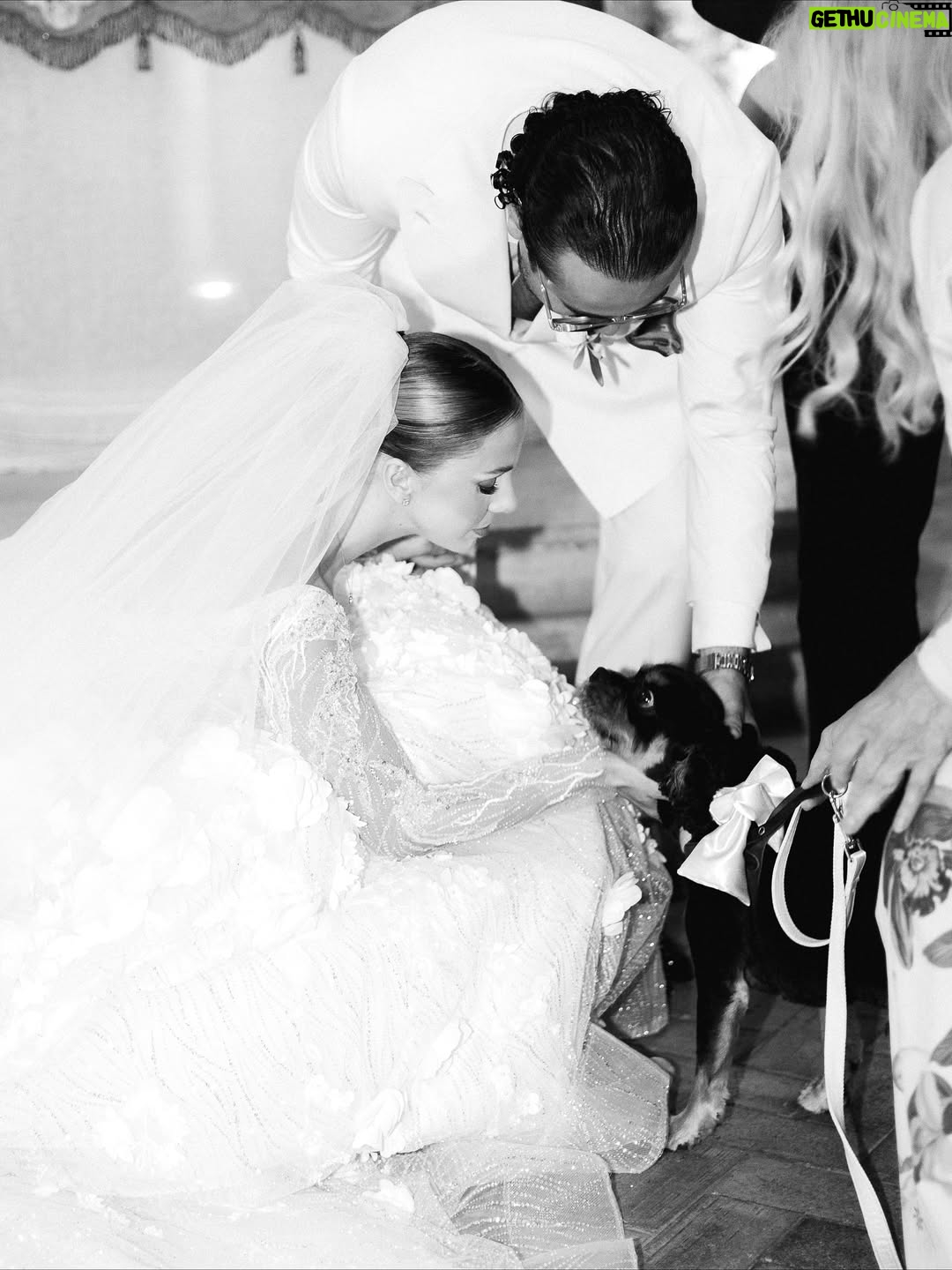 Anaïs Quadratus - 75.8K Likes - Notre cérémonie religieuse en image ⛪️
Thomas en larmes, nos sourires les plus heureux de nos vies, Giacomo qui donne les alliances, nos familles qui nous précèdent, Shelby qui vient nous voir.. 
C’était magique 🥹

Photos : @gaia.picture