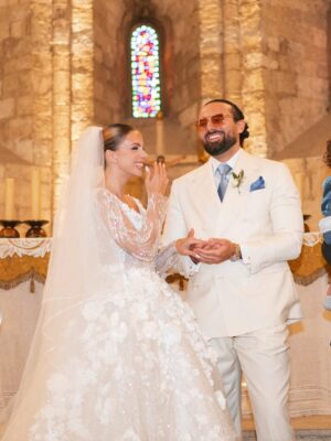 Anaïs Quadratus Instagram - Notre cérémonie religieuse en image ⛪️
Thomas en larmes, nos sourires les plus heureux de nos vies, Giacomo qui donne les alliances, nos familles qui nous précèdent, Shelby qui vient nous voir.. 
C’était magique 🥹

Photos : @gaia.picture