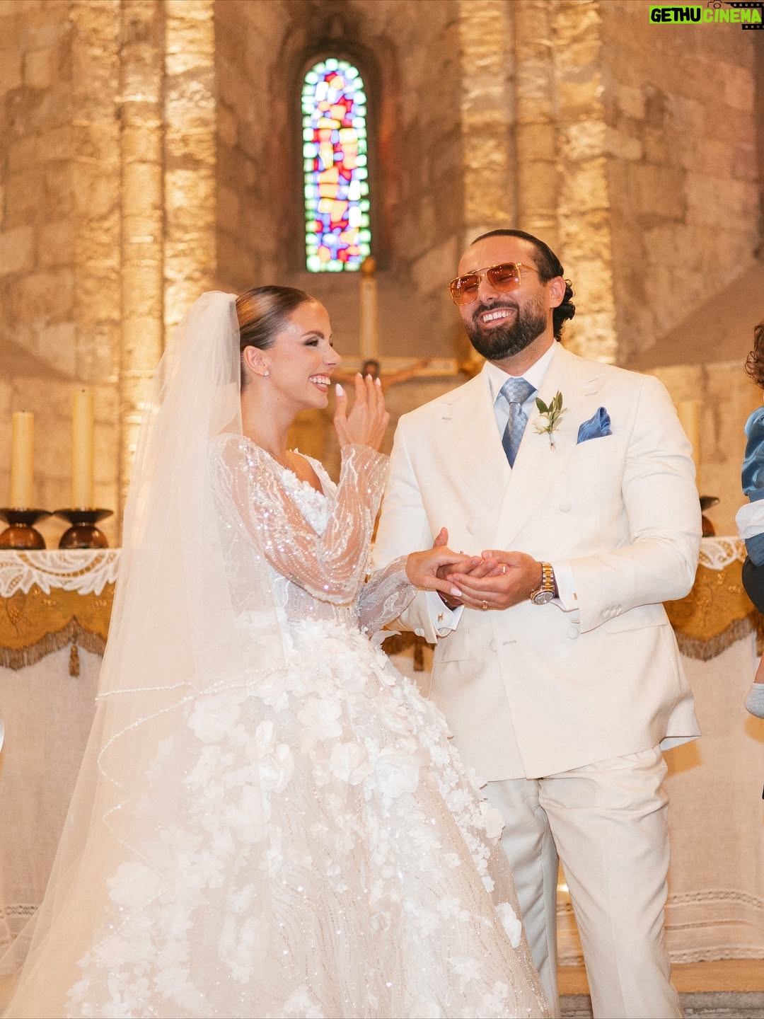Anaïs Quadratus - 75.8K Likes - Notre cérémonie religieuse en image ⛪️
Thomas en larmes, nos sourires les plus heureux de nos vies, Giacomo qui donne les alliances, nos familles qui nous précèdent, Shelby qui vient nous voir.. 
C’était magique 🥹

Photos : @gaia.picture