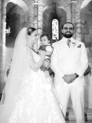 Anaïs Quadratus Instagram - Notre cérémonie religieuse en image ⛪️
Thomas en larmes, nos sourires les plus heureux de nos vies, Giacomo qui donne les alliances, nos familles qui nous précèdent, Shelby qui vient nous voir.. 
C’était magique 🥹

Photos : @gaia.picture