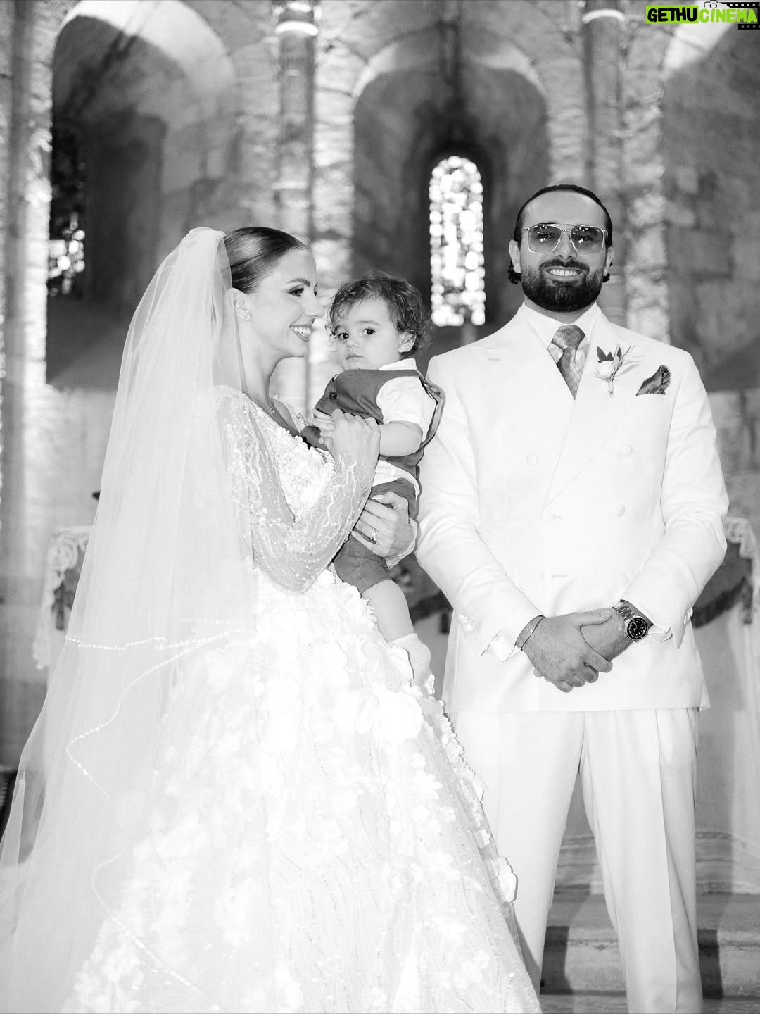 Anaïs Quadratus - 75.8K Likes - Notre cérémonie religieuse en image ⛪️
Thomas en larmes, nos sourires les plus heureux de nos vies, Giacomo qui donne les alliances, nos familles qui nous précèdent, Shelby qui vient nous voir.. 
C’était magique 🥹

Photos : @gaia.picture
