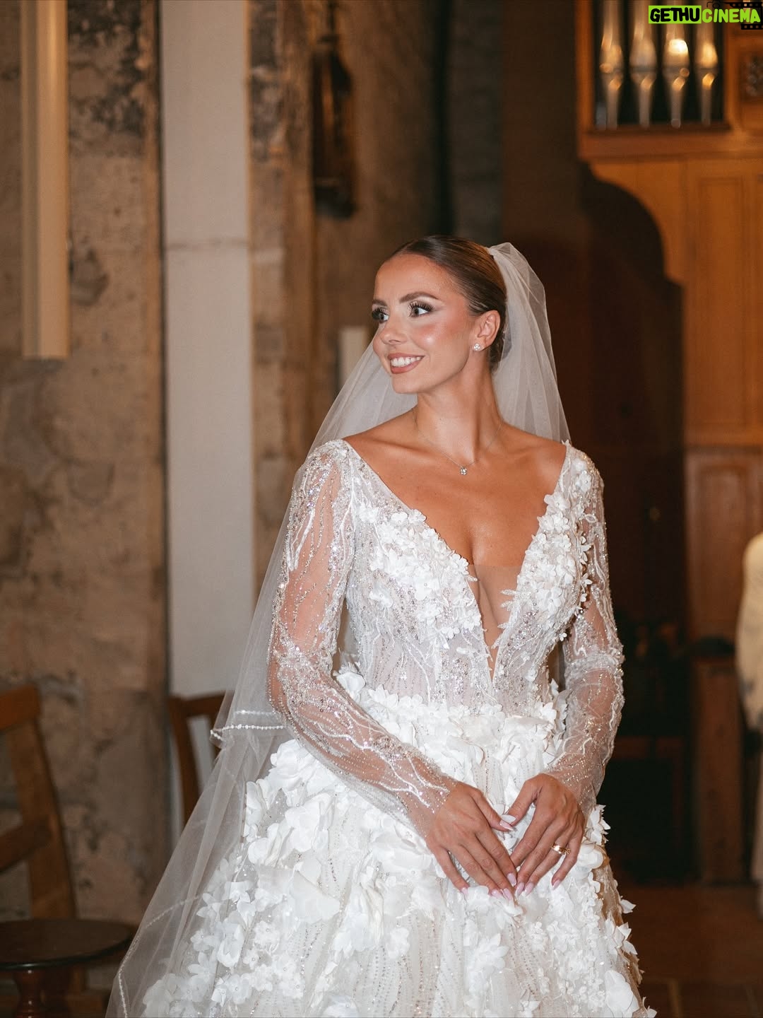 Anaïs Quadratus - 75.8K Likes - Notre cérémonie religieuse en image ⛪️
Thomas en larmes, nos sourires les plus heureux de nos vies, Giacomo qui donne les alliances, nos familles qui nous précèdent, Shelby qui vient nous voir.. 
C’était magique 🥹

Photos : @gaia.picture