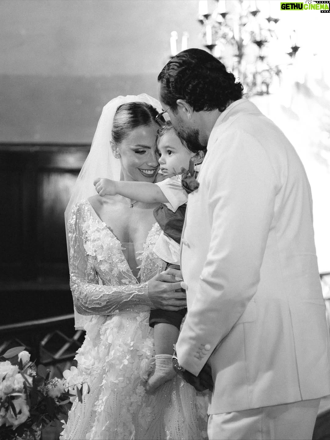 Anaïs Quadratus - 75.8K Likes - Notre cérémonie religieuse en image ⛪️
Thomas en larmes, nos sourires les plus heureux de nos vies, Giacomo qui donne les alliances, nos familles qui nous précèdent, Shelby qui vient nous voir.. 
C’était magique 🥹

Photos : @gaia.picture