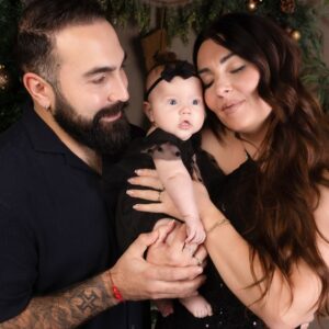 Anaïs Sanson Instagram - Valentina... notre petite dernière, celle qui manquait pour que notre famille soit vraiment complète🤍✨

📸 @maphotodefamille ✨

#family#familytime#familyfirst#baby#babylove#mum#mumlife#dad#parents