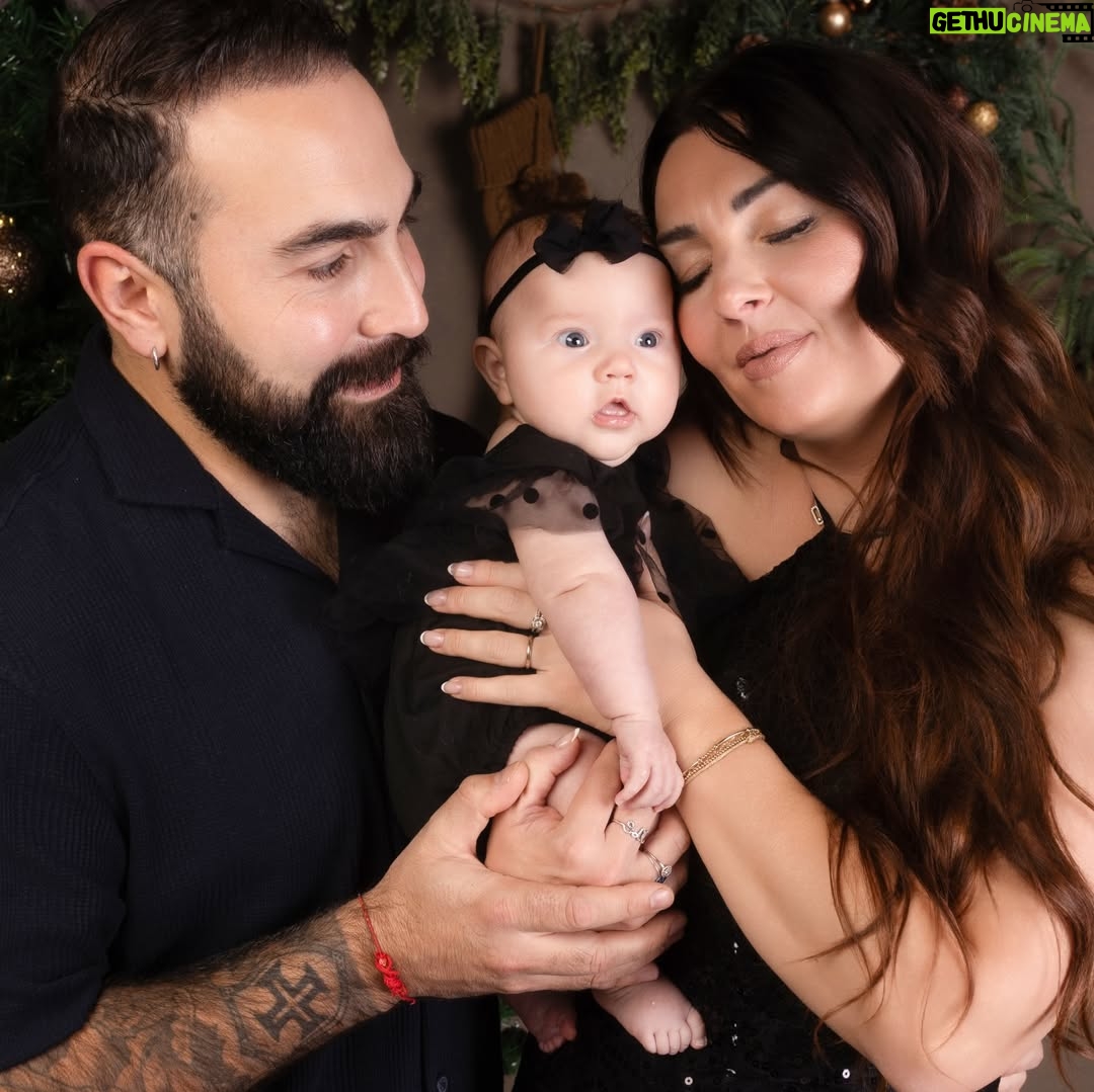 Anaïs Sanson - 40.6K Likes - Valentina... notre petite dernière, celle qui manquait pour que notre famille soit vraiment complète🤍✨

📸 @maphotodefamille ✨

#family#familytime#familyfirst#baby#babylove#mum#mumlife#dad#parents