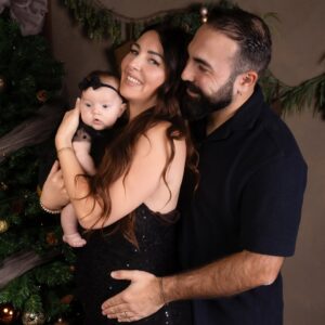 Anaïs Sanson Instagram - Valentina... notre petite dernière, celle qui manquait pour que notre famille soit vraiment complète🤍✨

📸 @maphotodefamille ✨

#family#familytime#familyfirst#baby#babylove#mum#mumlife#dad#parents