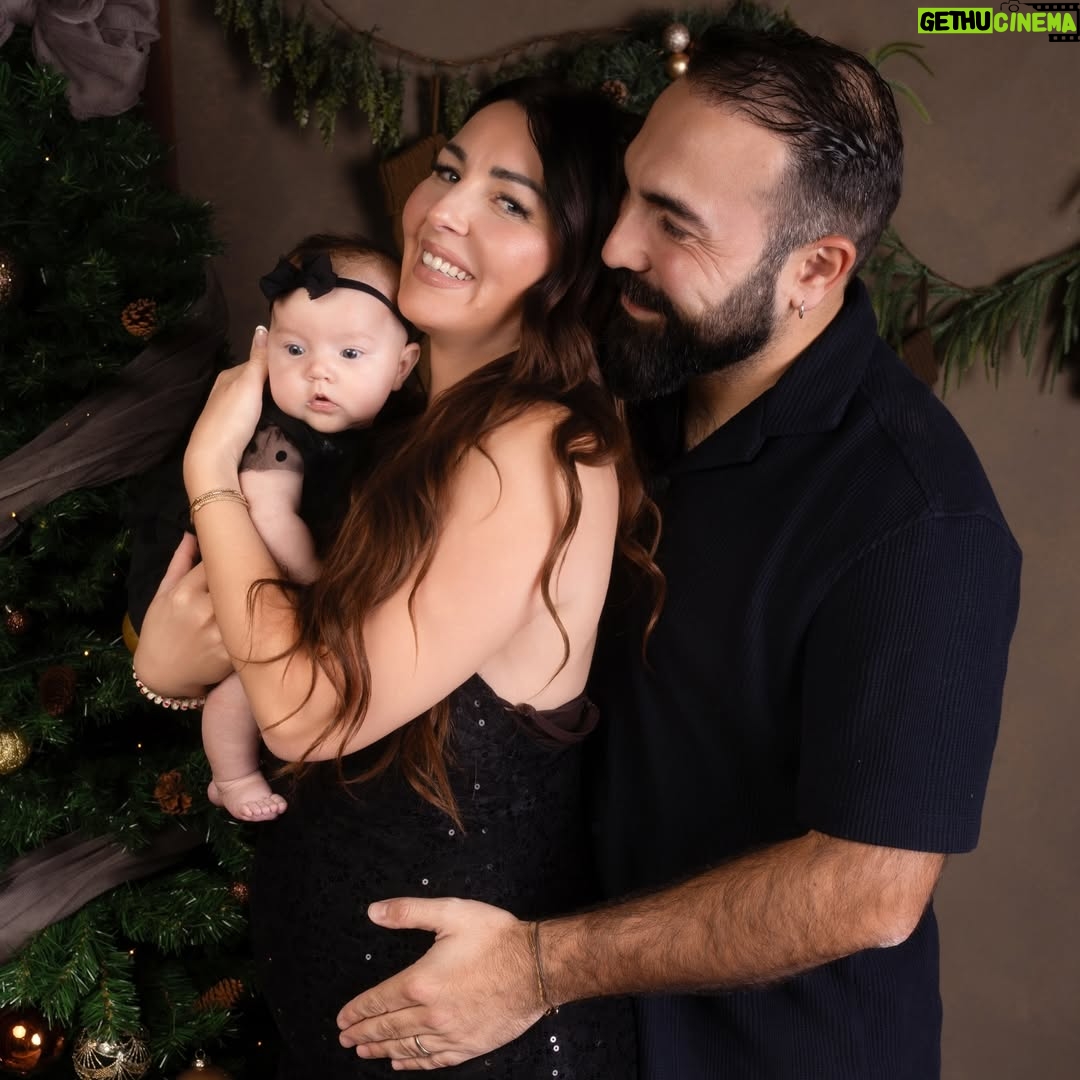 Anaïs Sanson - 40.6K Likes - Valentina... notre petite dernière, celle qui manquait pour que notre famille soit vraiment complète🤍✨

📸 @maphotodefamille ✨

#family#familytime#familyfirst#baby#babylove#mum#mumlife#dad#parents