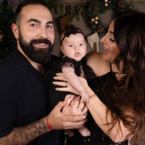 Anaïs Sanson Instagram - Valentina... notre petite dernière, celle qui manquait pour que notre famille soit vraiment complète🤍✨

📸 @maphotodefamille ✨

#family#familytime#familyfirst#baby#babylove#mum#mumlife#dad#parents