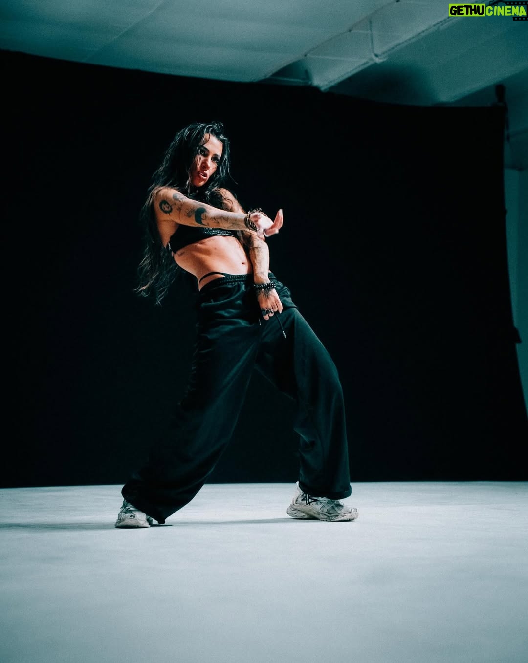 Andi Tóth - 45.6K Likes - Most szombaton lesz az @xfaktorhun döntő, ami egy mentor duettet is jelent🫢 Kimerészkedtem az odúmból EGY dal erejéig muhahaha. Alig várom, hogy halljátok🖤🇹🇩🇩🇪🇭🇺