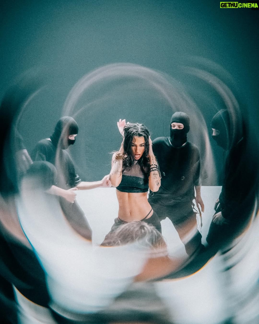 Andi Tóth - 45.6K Likes - Most szombaton lesz az @xfaktorhun döntő, ami egy mentor duettet is jelent🫢 Kimerészkedtem az odúmból EGY dal erejéig muhahaha. Alig várom, hogy halljátok🖤🇹🇩🇩🇪🇭🇺