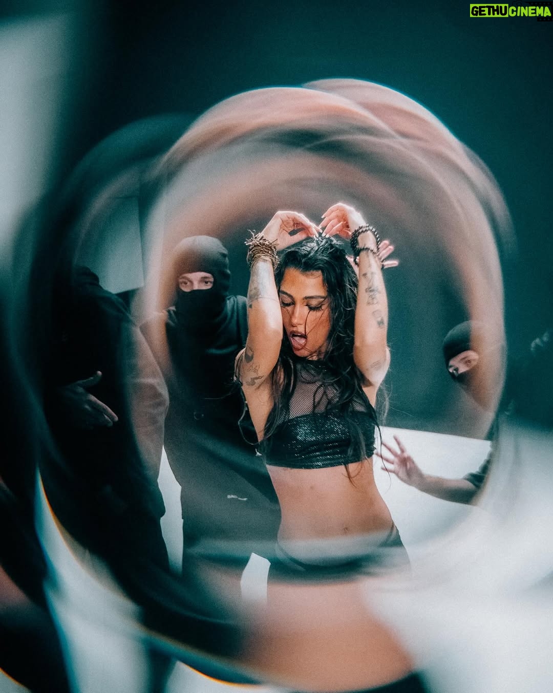 Andi Tóth - 45.6K Likes - Most szombaton lesz az @xfaktorhun döntő, ami egy mentor duettet is jelent🫢 Kimerészkedtem az odúmból EGY dal erejéig muhahaha. Alig várom, hogy halljátok🖤🇹🇩🇩🇪🇭🇺
