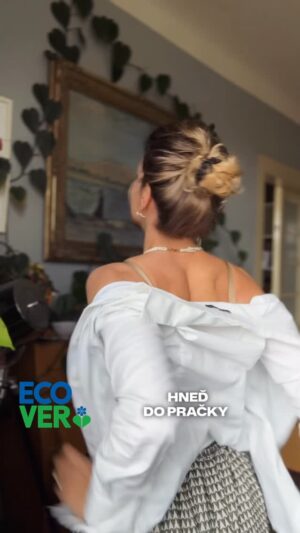 Andrea Kerestešová Instagram - Jak často perete své oblečení? 
Člověk má někdy pocit, že hned jak to ze sebe shodí, vše musí do pračky. Ale někdy máme na sobě kousky, které jsme nestihli ani zašpinit…a ty klidně můžou sloužit dál. Symbolická židle, na kterou odkládáme kousky, které ještě unosíme, představuje vědomou volbu neprat, pokud to není opravdu nutné. Ušetříme tak nejen peníze za prací prášek, ale taky vodu, energie i samotné oblečení, kterému tak prodloužíme životnost. A když už pereme, volme produkty, které šetří nejen naší kůži, ale taky naší planetu. Tu máme jen jednu 💫
Mňe je tato myšlenka od @ecover_cz velmi sympatická, sama ji dlouhodobě praktikuju. A jak to máte vy? 

#ecovercz #letsliveclean #ecolifestyle #udrzitelnost #home