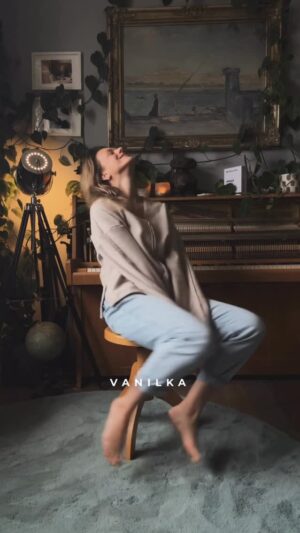 Andrea Kerestešová Instagram - #uniquewood od @novellista.official symbolizuje odvahu vykročit vpřed. 
My duše melancholické, bychom někdy nejraději zůstali zalezlí ve svých bublinách. To znám důvěrně a den co den s tímto pocitem kráčím po světě.
Když mám jít kamkoliv…sama…za sebe…trvá mi, než se celá poskládám dohromady :-) Vůni vnímám jako pomyslný plášť…co obalí mě z venku…a když jsem s Tebou @mikolasruzicka, cítím se ještě o kus silnější 🥰

#youwriteyourownstory 

Všechny vůně od #novellista si můžete vyzkoušet v Notinu, ale přes online eshop máte mnohem výhodnejší cenu 🤗

Unique wood: dřevitá, aromatická, gendrově vyvážená parfémová voda. 

*spolupráce 

Hudba: @mikolasruzicka Esence/Doma III.
#parfum #unisex #me&you #reel #youwriteownyourstory #movellistacz #men #woman #style #story #artvideo
