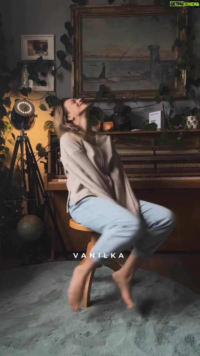 Andrea Kerestešová - 1.2K Likes - #uniquewood od @novellista.official symbolizuje odvahu vykročit vpřed. 
My duše melancholické, bychom někdy nejraději zůstali zalezlí ve svých bublinách. To znám důvěrně a den co den s tímto pocitem kráčím po světě.
Když mám jít kamkoliv…sama…za sebe…trvá mi, než se celá poskládám dohromady :-) Vůni vnímám jako pomyslný plášť…co obalí mě z venku…a když jsem s Tebou @mikolasruzicka, cítím se ještě o kus silnější 🥰

#youwriteyourownstory 

Všechny vůně od #novellista si můžete vyzkoušet v Notinu, ale přes online eshop máte mnohem výhodnejší cenu 🤗

Unique wood: dřevitá, aromatická, gendrově vyvážená parfémová voda. 

*spolupráce 

Hudba: @mikolasruzicka Esence/Doma III.
#parfum #unisex #me&you #reel #youwriteownyourstory #movellistacz #men #woman #style #story #artvideo