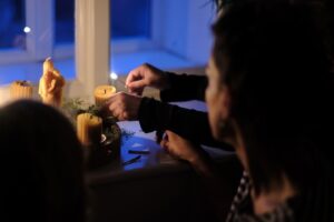 Andrea Kerestešová Instagram - Možno sa nám nepodarí zapáliť svetlo hneď prvou zápalkou. Možno ani druhou…či treťou, ale nikdy by sme sa nemali prestať snažiť…svetlo nechať vzplanúť. Hlavne TO v nás. Pretože všetko okolo…zvyky, tradície, symboly, stromčeky, darčeky…sú len ľudské barličky, ktoré potrebujeme, inak by sme asi neuverili, že Vianoce sú. Možno preto Boh poslal hmotného človeka človeku. Vytvoril tak príbeh natoľko neuveriteľný, že žije v histórii ľudstva vyše 2025 rokov. Krásny to paradox. 
Nech je ako je, prajem Vám (aj nám), (nielen) tieto dni, znovuzrodenie svetla v každom jednom z nás, nech rozjasní naše životy.
Len nezabúdajme, že škrtnúť sirkou, musí každý sám za seba 💫

#advent #vanoce #svetlo #vnas #doma