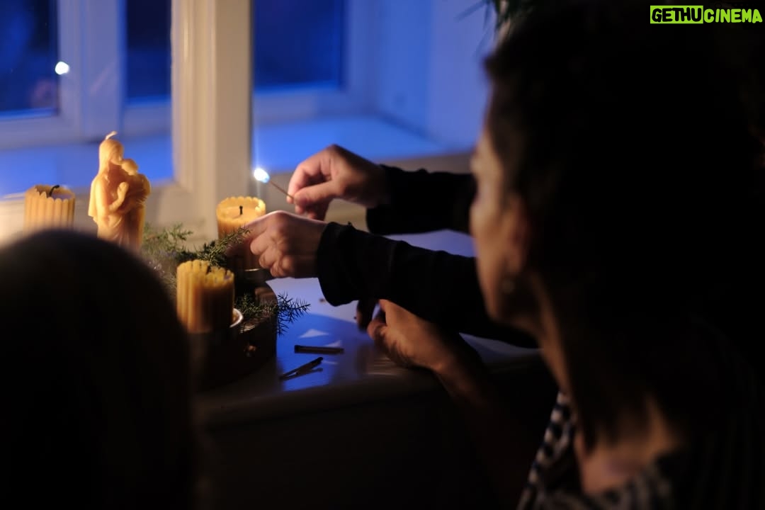 Andrea Kerestešová - 1.1K Likes - Možno sa nám nepodarí zapáliť svetlo hneď prvou zápalkou. Možno ani druhou…či treťou, ale nikdy by sme sa nemali prestať snažiť…svetlo nechať vzplanúť. Hlavne TO v nás. Pretože všetko okolo…zvyky, tradície, symboly, stromčeky, darčeky…sú len ľudské barličky, ktoré potrebujeme, inak by sme asi neuverili, že Vianoce sú. Možno preto Boh poslal hmotného človeka človeku. Vytvoril tak príbeh natoľko neuveriteľný, že žije v histórii ľudstva vyše 2025 rokov. Krásny to paradox. 
Nech je ako je, prajem Vám (aj nám), (nielen) tieto dni, znovuzrodenie svetla v každom jednom z nás, nech rozjasní naše životy.
Len nezabúdajme, že škrtnúť sirkou, musí každý sám za seba 💫

#advent #vanoce #svetlo #vnas #doma
