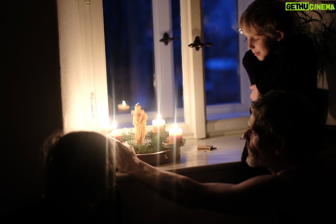 Andrea Kerestešová - 1.1K Likes - Možno sa nám nepodarí zapáliť svetlo hneď prvou zápalkou. Možno ani druhou…či treťou, ale nikdy by sme sa nemali prestať snažiť…svetlo nechať vzplanúť. Hlavne TO v nás. Pretože všetko okolo…zvyky, tradície, symboly, stromčeky, darčeky…sú len ľudské barličky, ktoré potrebujeme, inak by sme asi neuverili, že Vianoce sú. Možno preto Boh poslal hmotného človeka človeku. Vytvoril tak príbeh natoľko neuveriteľný, že žije v histórii ľudstva vyše 2025 rokov. Krásny to paradox. 
Nech je ako je, prajem Vám (aj nám), (nielen) tieto dni, znovuzrodenie svetla v každom jednom z nás, nech rozjasní naše životy.
Len nezabúdajme, že škrtnúť sirkou, musí každý sám za seba 💫

#advent #vanoce #svetlo #vnas #doma