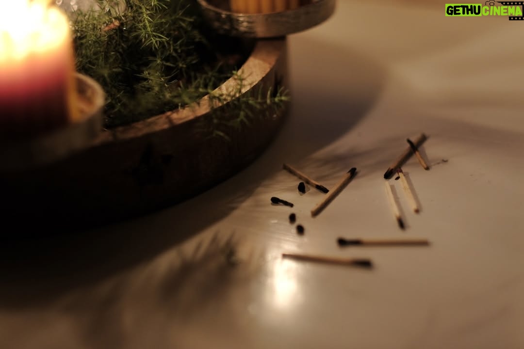 Andrea Kerestešová - 1.1K Likes - Možno sa nám nepodarí zapáliť svetlo hneď prvou zápalkou. Možno ani druhou…či treťou, ale nikdy by sme sa nemali prestať snažiť…svetlo nechať vzplanúť. Hlavne TO v nás. Pretože všetko okolo…zvyky, tradície, symboly, stromčeky, darčeky…sú len ľudské barličky, ktoré potrebujeme, inak by sme asi neuverili, že Vianoce sú. Možno preto Boh poslal hmotného človeka človeku. Vytvoril tak príbeh natoľko neuveriteľný, že žije v histórii ľudstva vyše 2025 rokov. Krásny to paradox. 
Nech je ako je, prajem Vám (aj nám), (nielen) tieto dni, znovuzrodenie svetla v každom jednom z nás, nech rozjasní naše životy.
Len nezabúdajme, že škrtnúť sirkou, musí každý sám za seba 💫

#advent #vanoce #svetlo #vnas #doma