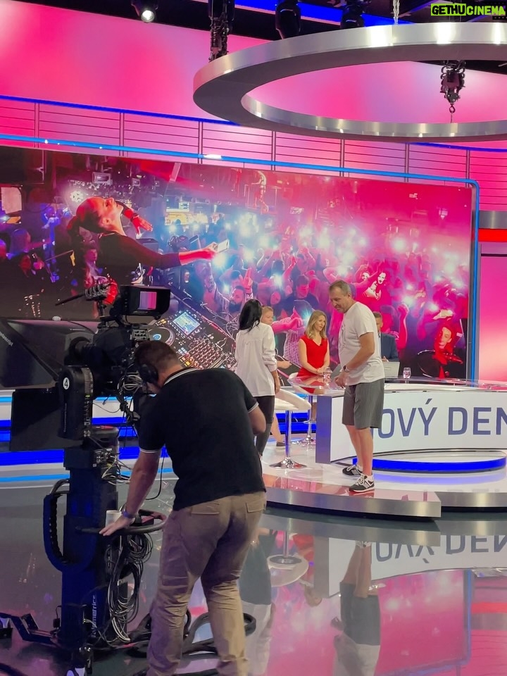 Andrea Pomeje - 4.9K Likes - …dnes mi můj telefon odmítl natočit video, kvůli nedostatku místa v galerii 🫠 A protože jsem si při promazávání fotek uvědomila, že nejsem moc POSTový typ, tak si jich sem pár z posledního půlroku hodím.. 🌅🏞️🎑