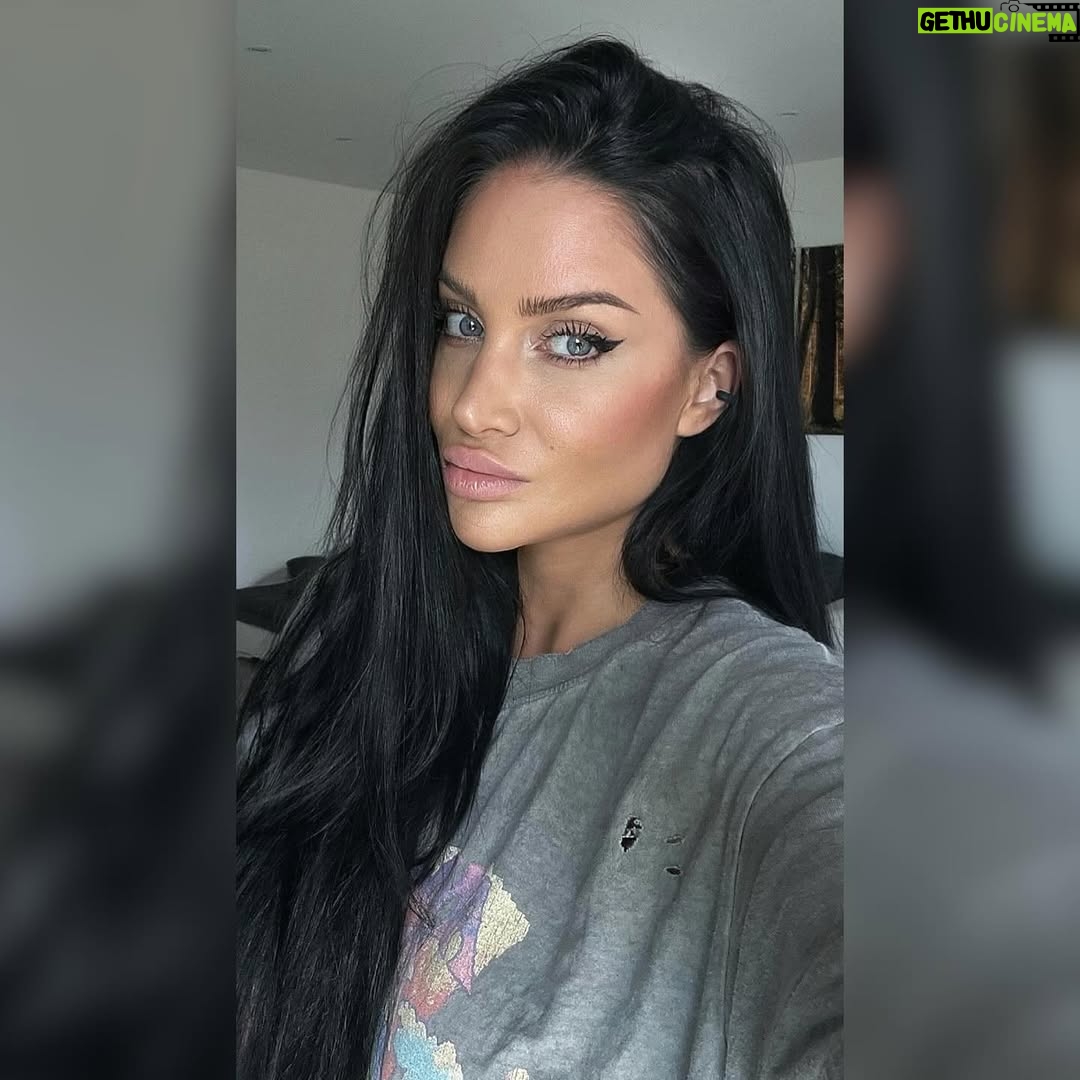 Andrea Pomeje - 4.9K Likes - …dnes mi můj telefon odmítl natočit video, kvůli nedostatku místa v galerii 🫠 A protože jsem si při promazávání fotek uvědomila, že nejsem moc POSTový typ, tak si jich sem pár z posledního půlroku hodím.. 🌅🏞️🎑