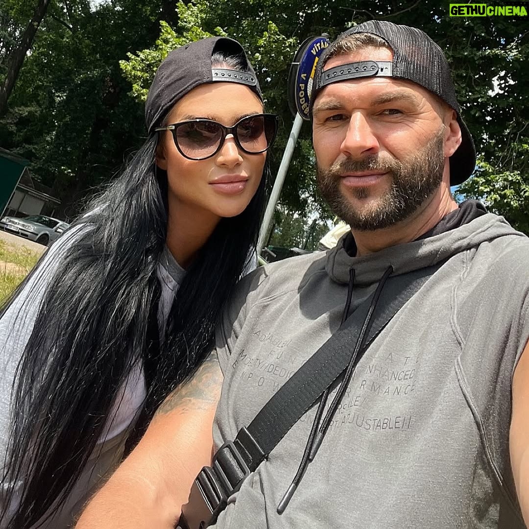 Andrea Pomeje - 4.9K Likes - …dnes mi můj telefon odmítl natočit video, kvůli nedostatku místa v galerii 🫠 A protože jsem si při promazávání fotek uvědomila, že nejsem moc POSTový typ, tak si jich sem pár z posledního půlroku hodím.. 🌅🏞️🎑