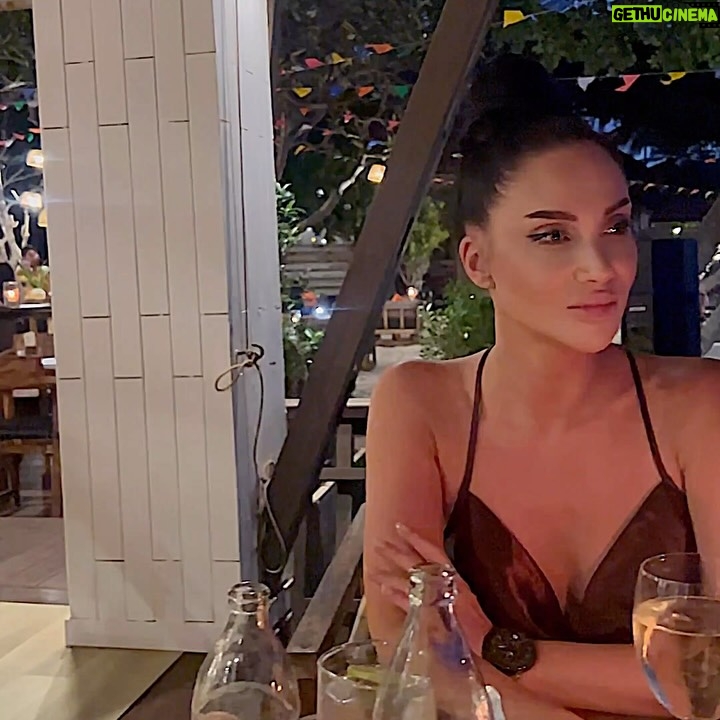 Andrea Pomeje - 4.9K Likes - …dnes mi můj telefon odmítl natočit video, kvůli nedostatku místa v galerii 🫠 A protože jsem si při promazávání fotek uvědomila, že nejsem moc POSTový typ, tak si jich sem pár z posledního půlroku hodím.. 🌅🏞️🎑