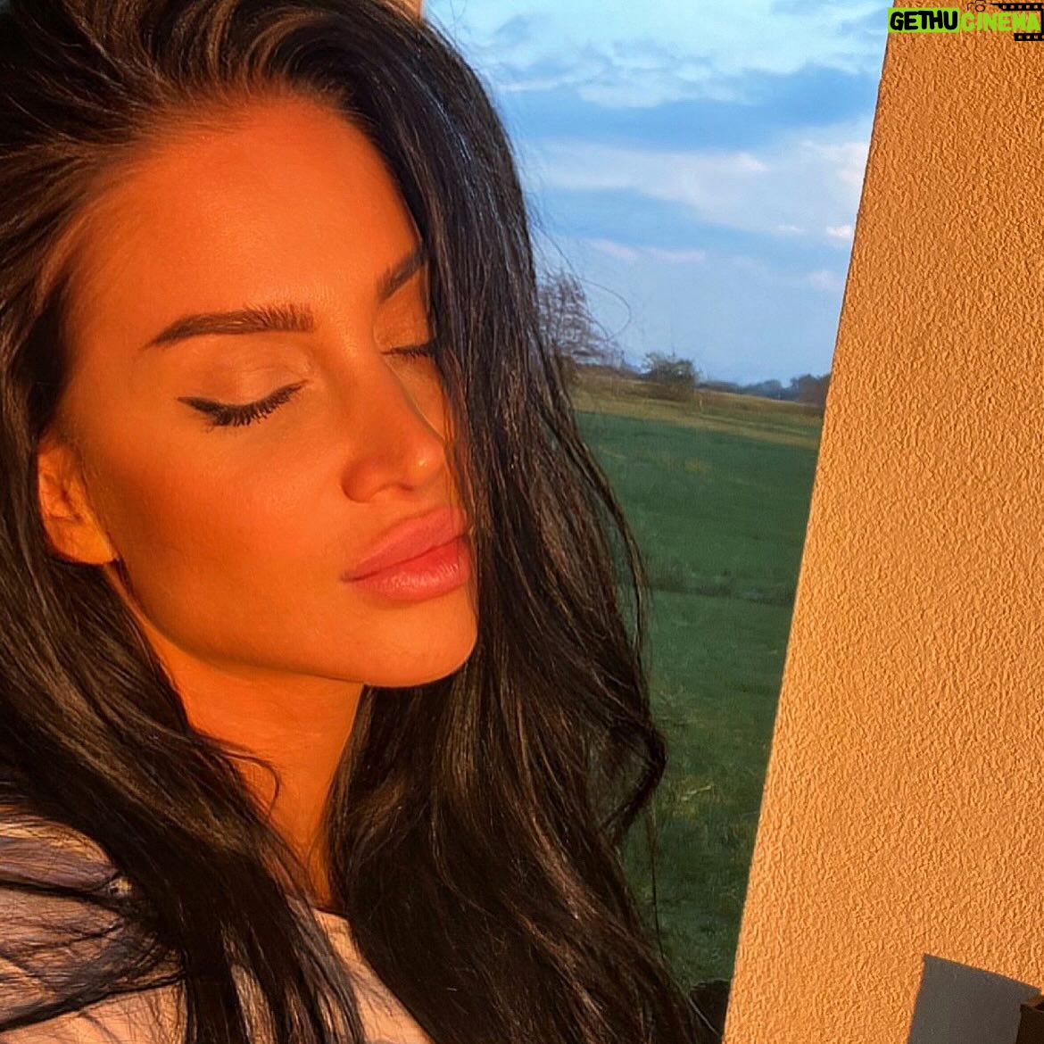 Andrea Pomeje - 4.9K Likes - …dnes mi můj telefon odmítl natočit video, kvůli nedostatku místa v galerii 🫠 A protože jsem si při promazávání fotek uvědomila, že nejsem moc POSTový typ, tak si jich sem pár z posledního půlroku hodím.. 🌅🏞️🎑