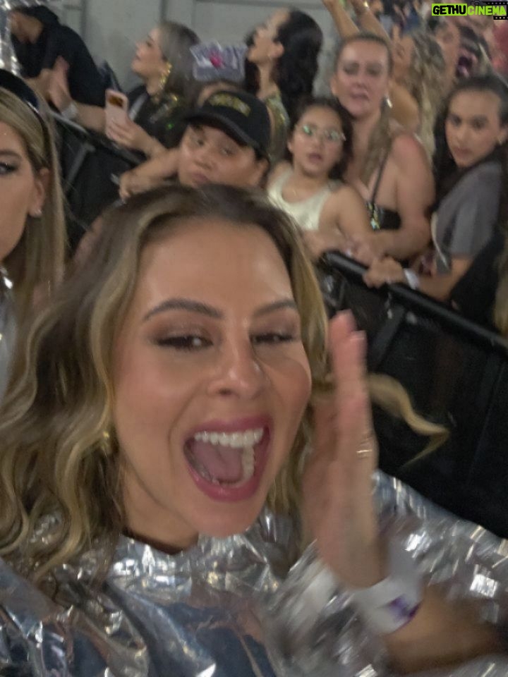 Andrea Quattrocchi - 8.6K Likes - INCREIBLE SHOW!!!✨️🐺🥹 Caminamos con la loba!!!🙌🏻

Gracias💐
@g5pro 
@dfentertainment 
@hyundaipy