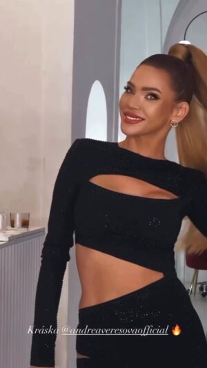 Andrea Verešová Instagram - Help me to choose🙏
Outfit n 1 or 2 ?
ktorý outfit ja za teba lepší? 1 alebo 2 😍☝️
Thank you @dolphin.beautystudio @averfashionofficial @rubringer_1899 #jewellery