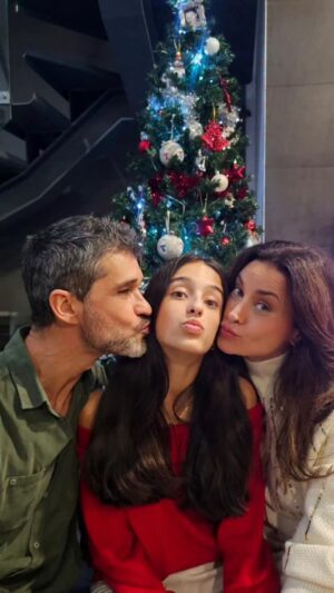 Andreia Dinis Instagram - Natal é sinónimo de Amor, união, paz, família. 
Que, apesar do que vemos a acontecer no mundo, estas bênçãos façam parte da vossa época festiva! 
Um feliz Natal para todos! ✨️