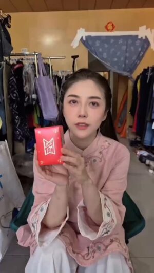 Angel Han Instagram - 我的好朋友知道我喜歡BTS，就買了這個給我😆
打開之前，是保持著“不可能一次就抽到我愛的V吧”這種心情……
結果！居然！嘿嘿嘿嘿😍
謝謝送我，還幫我剪輯影片、上字幕的謝雪婷小朋友，愛妳喔😘 #taehyung #btsv #v