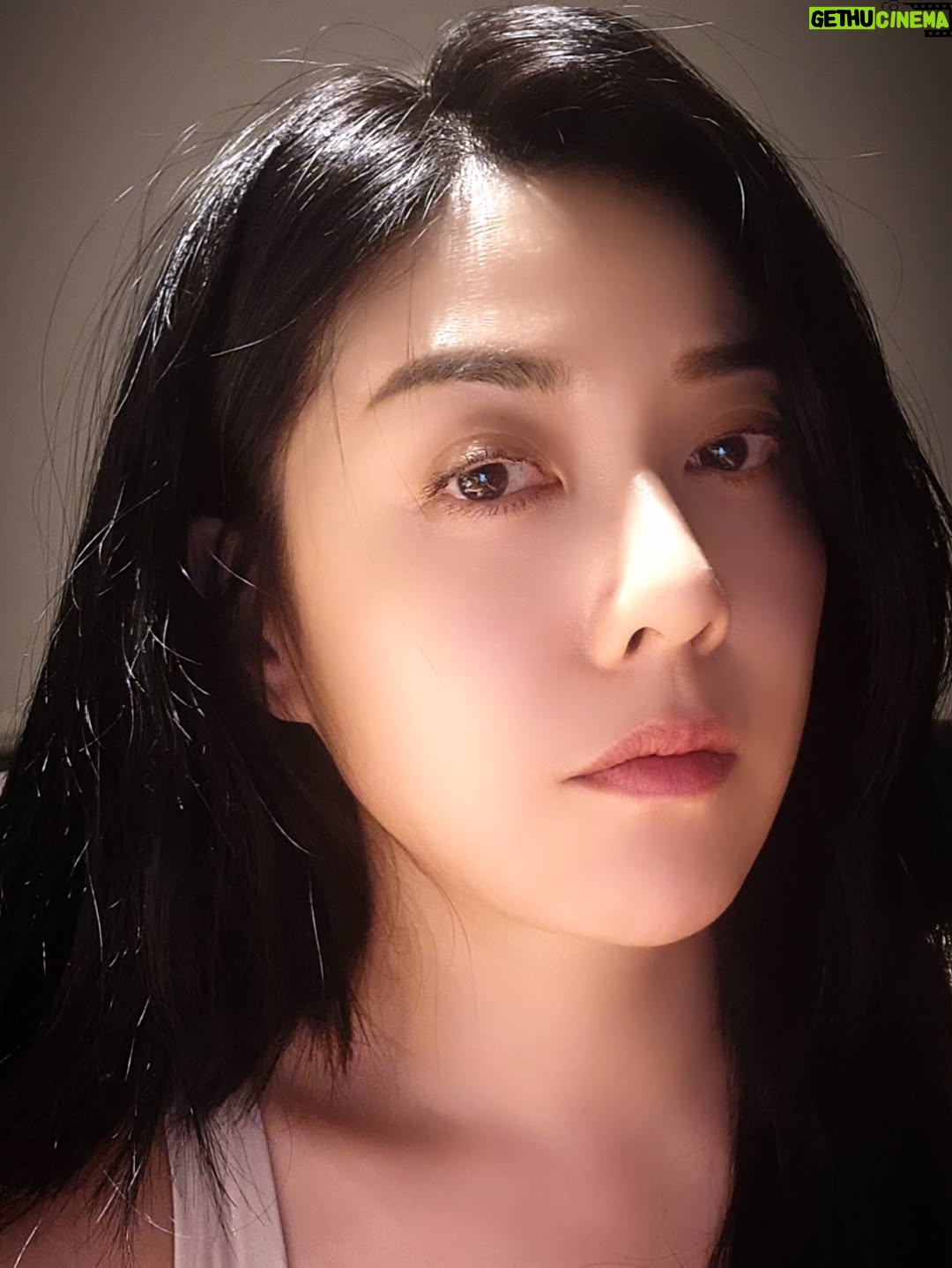 Angel Han - 5.4K Likes - 進組拍戲後，最大的好處就是，生活變規律了💪
只要收工回家，看沒兩頁劇本就想睡覺了🙄床上躺平馬上昏迷😴……
也會早早的起床，然後還吃了早餐……期間還抽空跑去健身
嗯🤔戲殺青後，我會得到一個全新的自己？😝