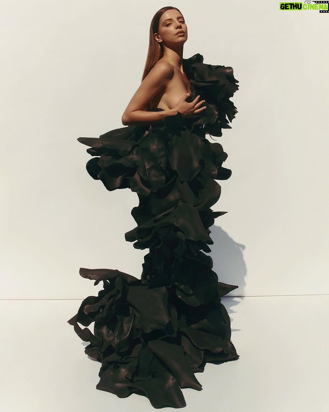 Angela Sarafyan - 10.3K Likes - THERE IS NO ROSE WITHOUT A THORN 🥀 
@angelasarafyan 
Photographer: @raulromo 
Creative Direction   Stylist: @avoyermagyan