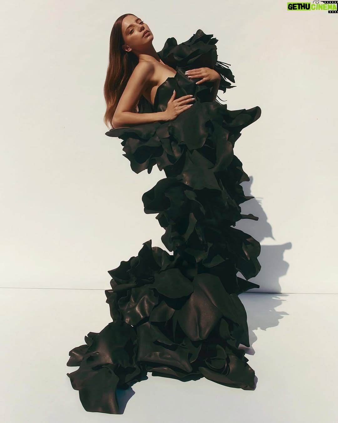 Angela Sarafyan - 10.3K Likes - THERE IS NO ROSE WITHOUT A THORN 🥀 
@angelasarafyan 
Photographer: @raulromo 
Creative Direction   Stylist: @avoyermagyan
